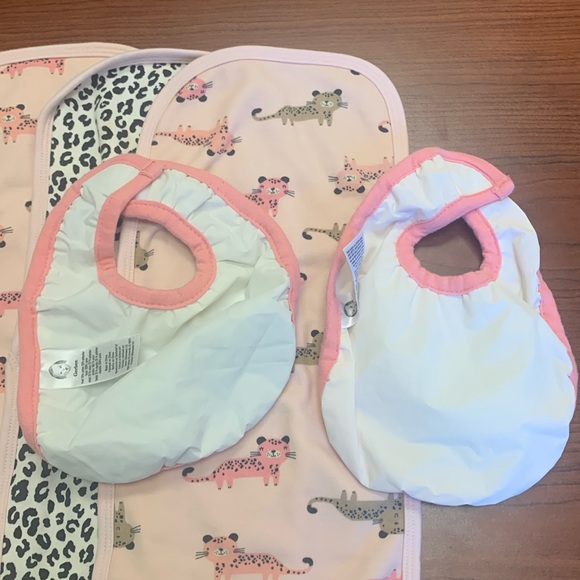 Gerber terry Knit Burp Cloths (4) with matching bibs (3) - Picture 5 of 12
